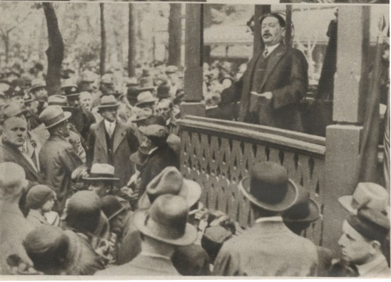 Der Vorsitzende des Vereins der kaufmännischen Angestellten, Karl Pick, bei einer Ansprache am 1. Mai 1930 @Der Kuckuck 