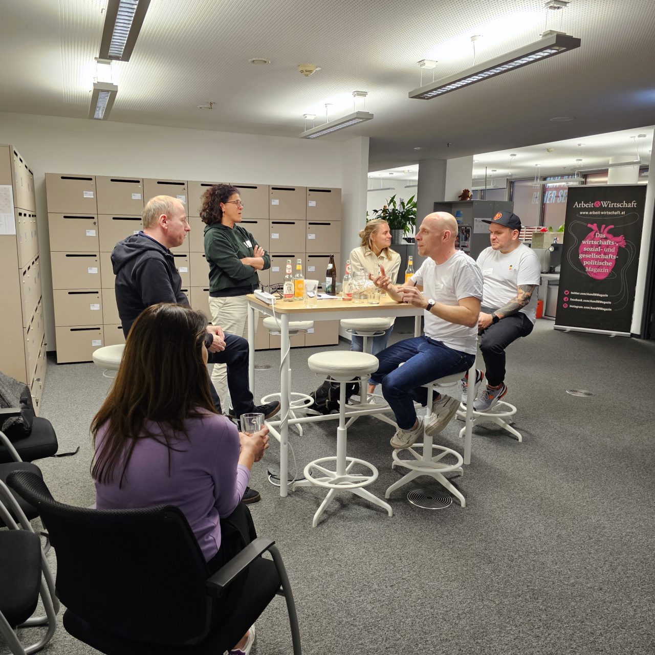 Gruppe von Menschen beim Networking im OEGB-Verlag.