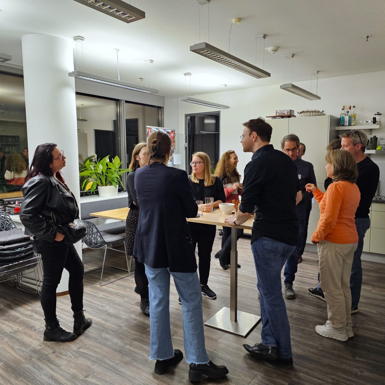 Gruppe von Menschen beim Networking im OEGB-Verlag.