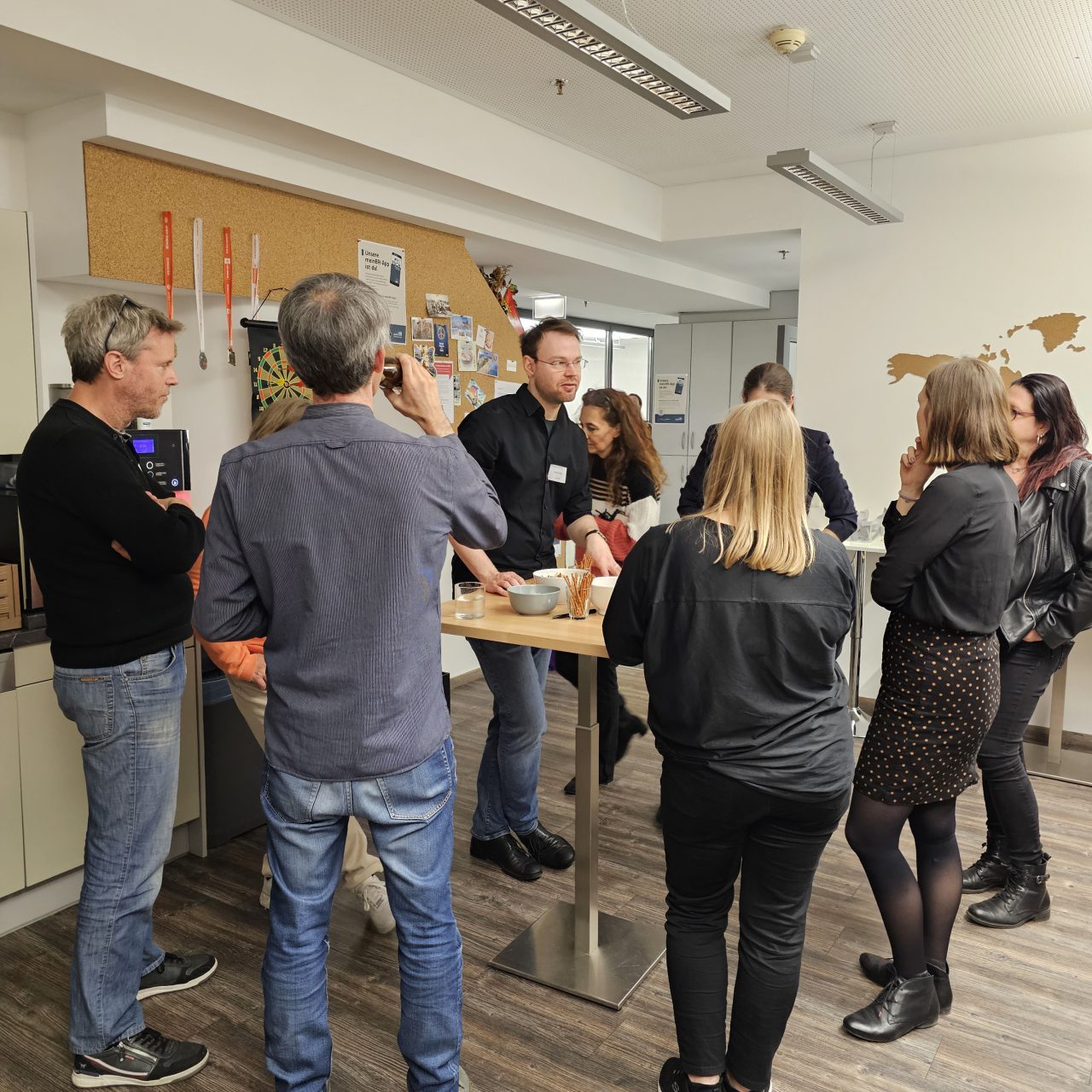 Gruppe von Menschen beim Networking im OEGB-Verlag.