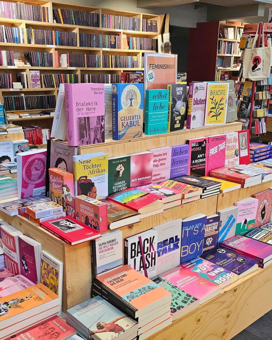 Regal mit feministischen Büchern in der FAKTory